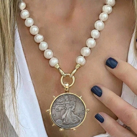 Jewelry - Pearl and Pendant Moon Necklace Classic